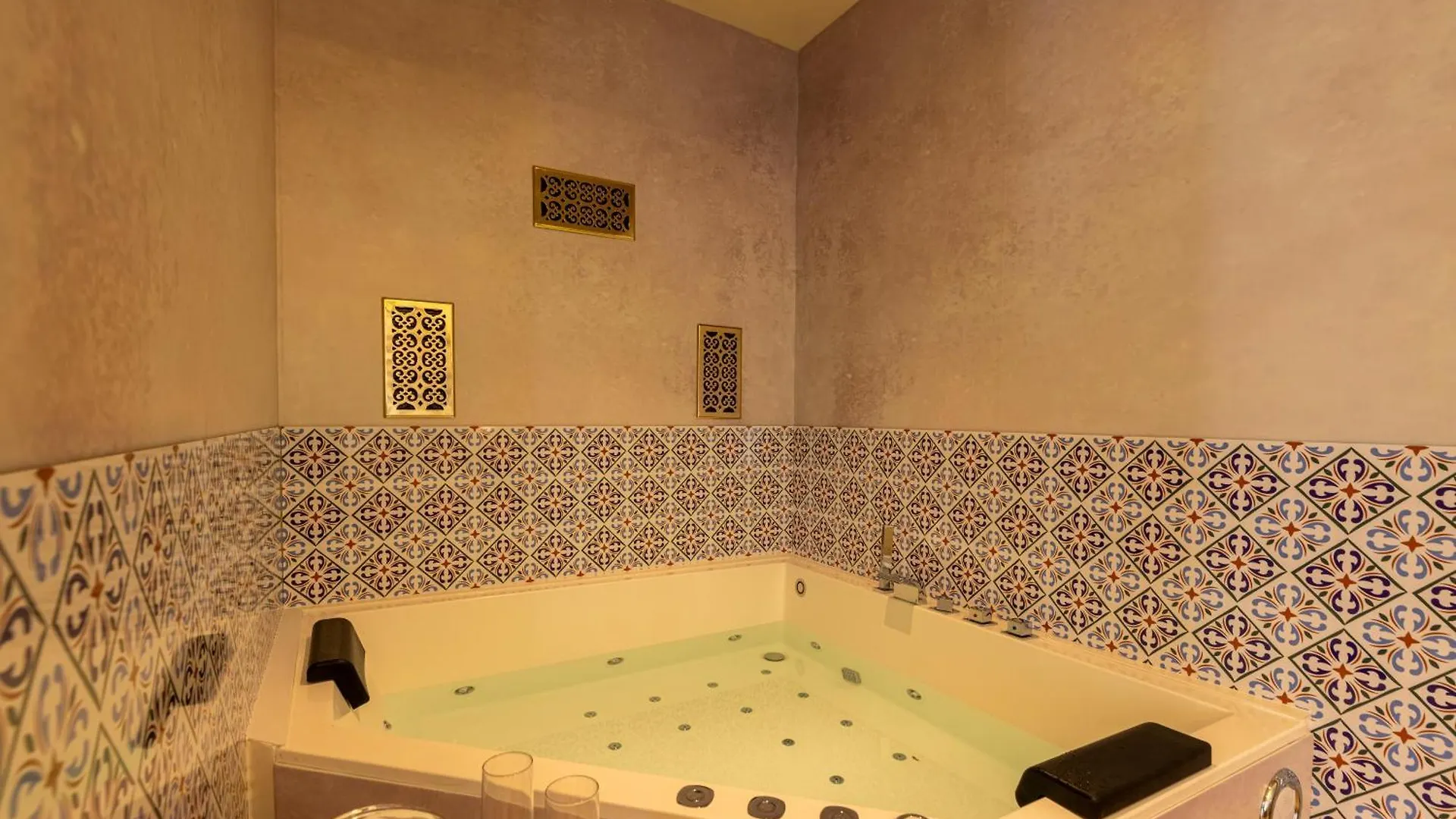 Cl2 Sevilla En Pareja Jacuzzi Y Aparcamiento Lägenhet