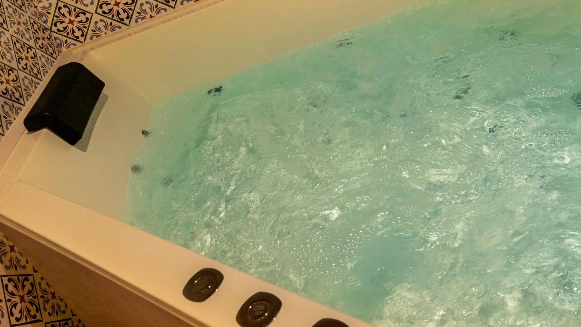 Cl2 Sevilla En Pareja Jacuzzi Y Aparcamiento Spanien